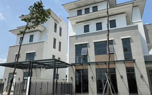 Cần bán biệt thự góc Lavila, DT 209m2 - 4 tầng, giá rẻ. LH 0902802803