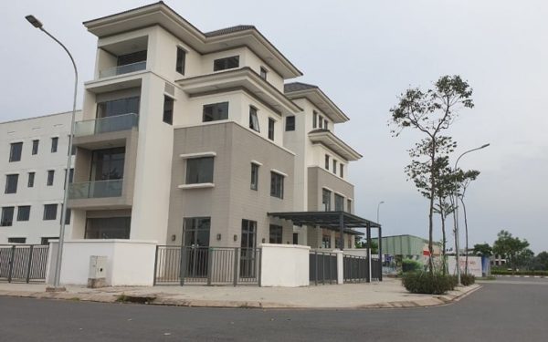 Cần bán biệt thự góc Lavila, DT 209m2 - 4 tầng, giá rẻ. LH 0902802803
