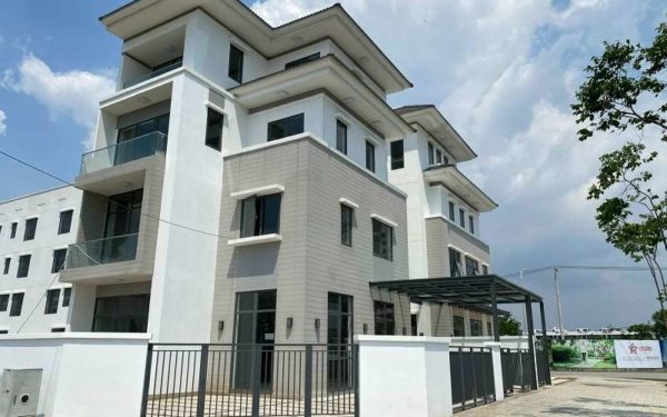 Lavila 2 Kiến Á, căn góc 209m2, 4 tầng, bán gấp